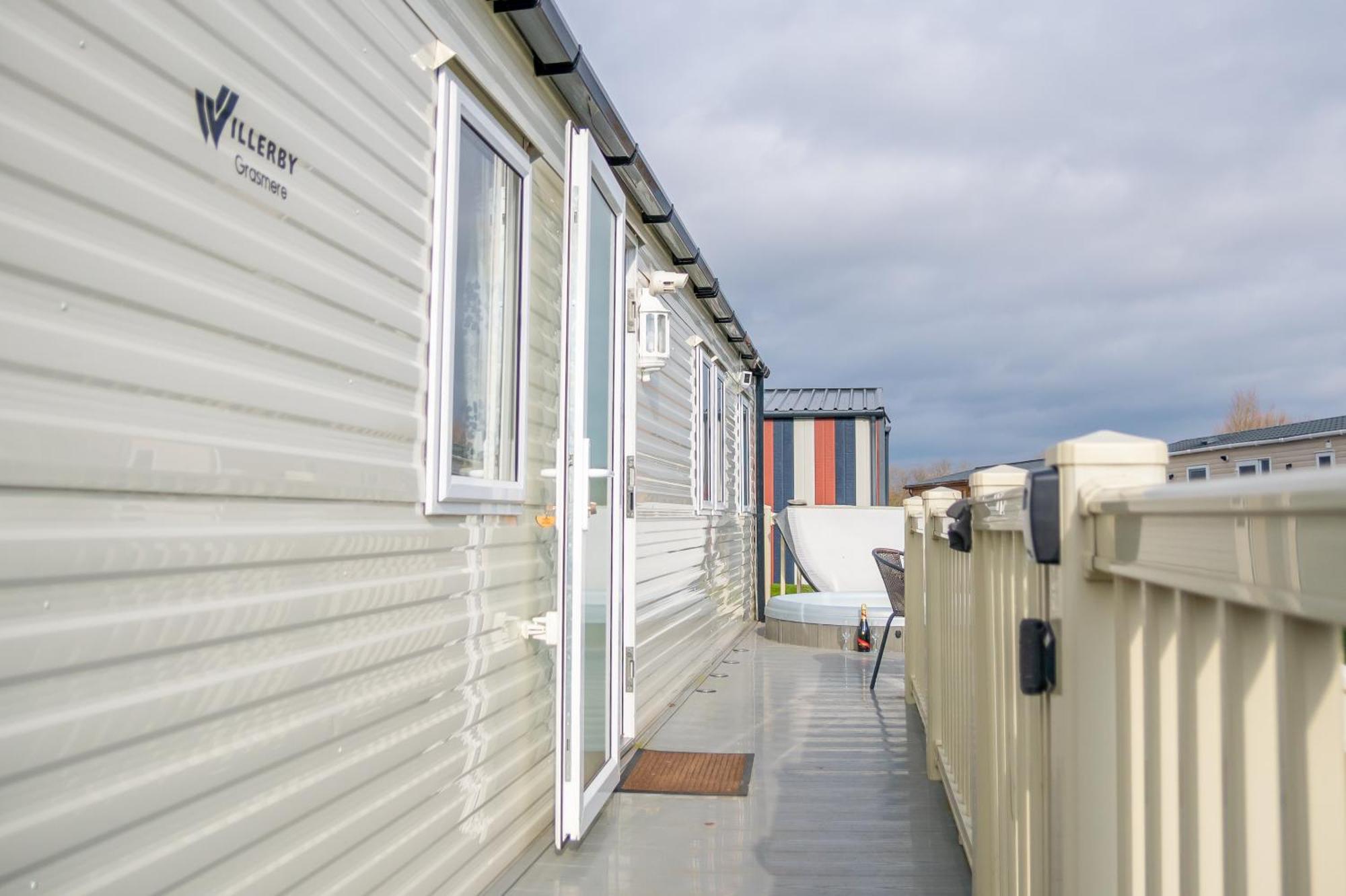 64 Lancaster The Lazy Willow 3 Bedroom Hot Tub Caravan Tattershall Lakes Екстериор снимка