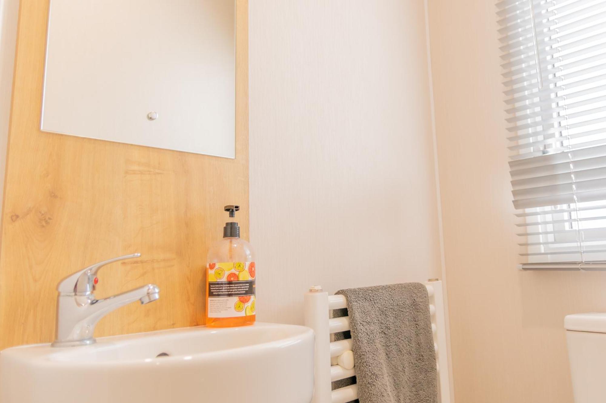 64 Lancaster The Lazy Willow 3 Bedroom Hot Tub Caravan Tattershall Lakes Екстериор снимка