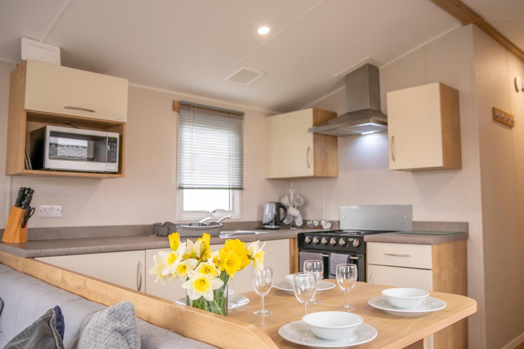 64 Lancaster The Lazy Willow 3 Bedroom Hot Tub Caravan Tattershall Lakes Екстериор снимка