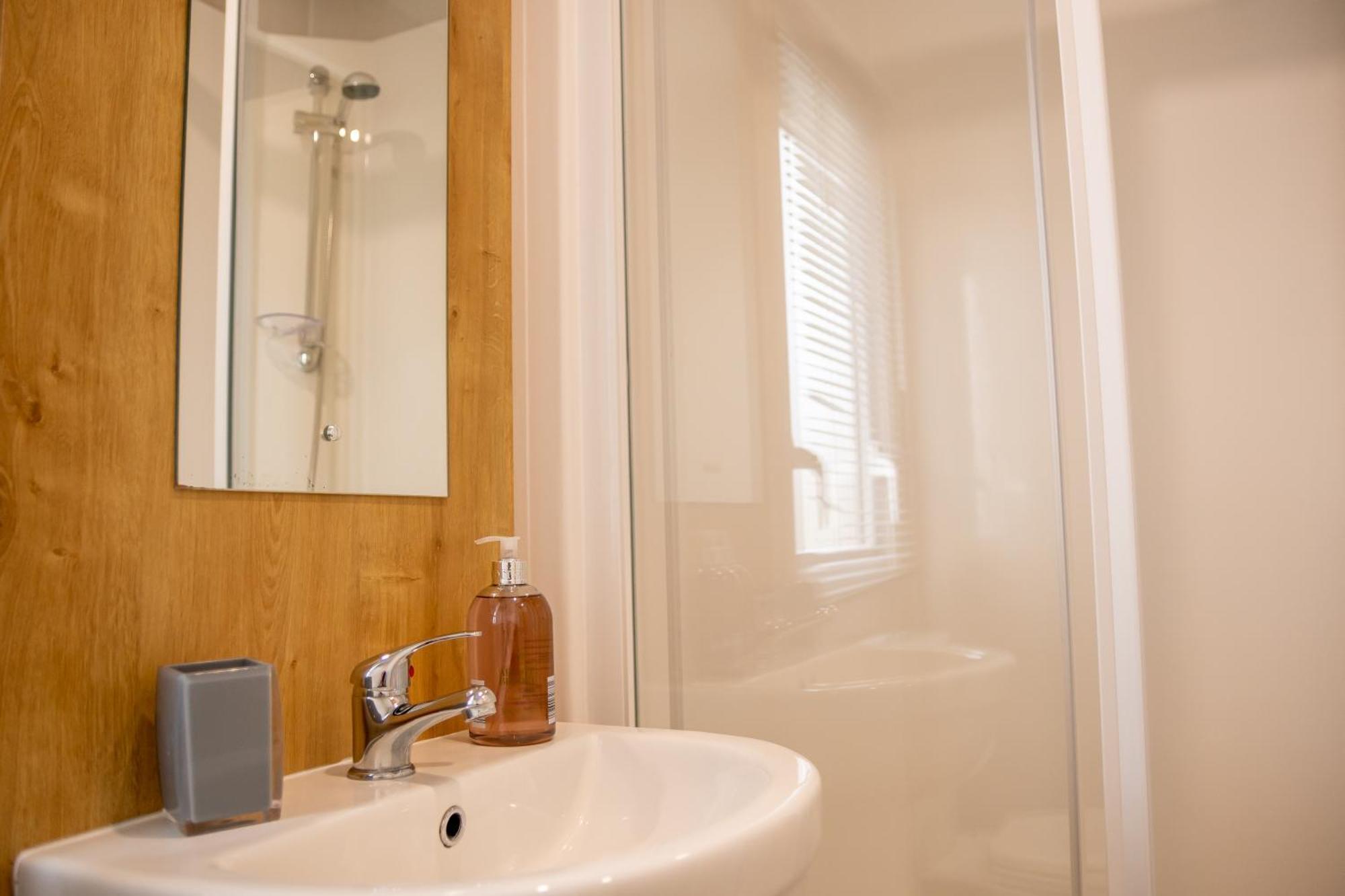 64 Lancaster The Lazy Willow 3 Bedroom Hot Tub Caravan Tattershall Lakes Екстериор снимка