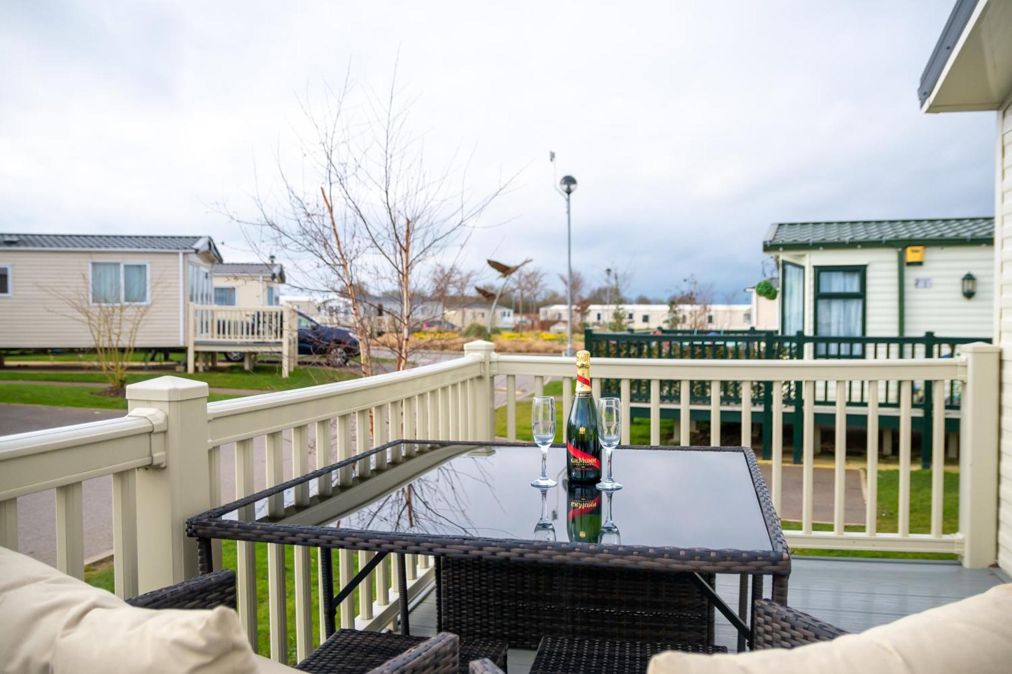 64 Lancaster The Lazy Willow 3 Bedroom Hot Tub Caravan Tattershall Lakes Екстериор снимка