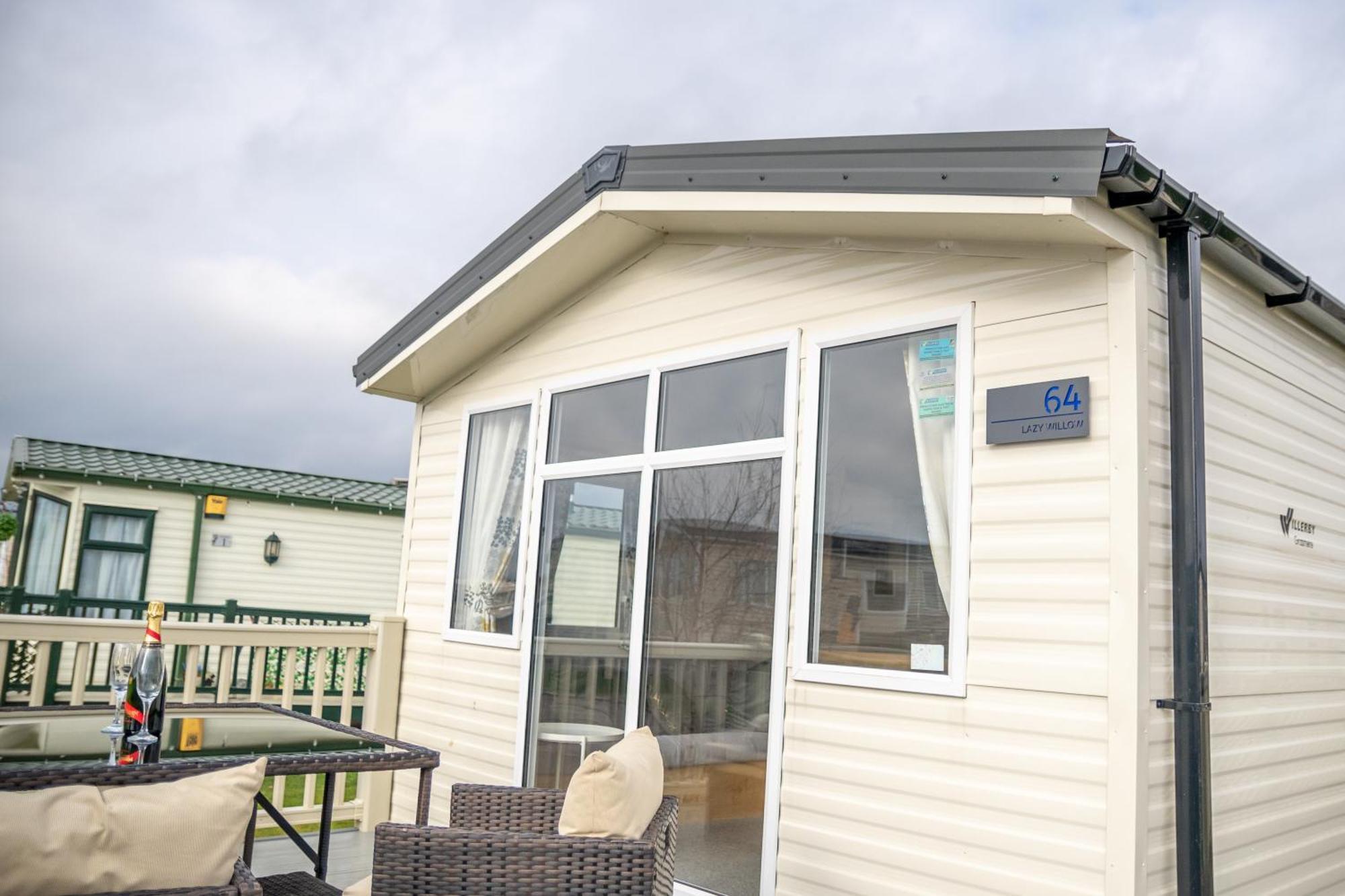 64 Lancaster The Lazy Willow 3 Bedroom Hot Tub Caravan Tattershall Lakes Екстериор снимка