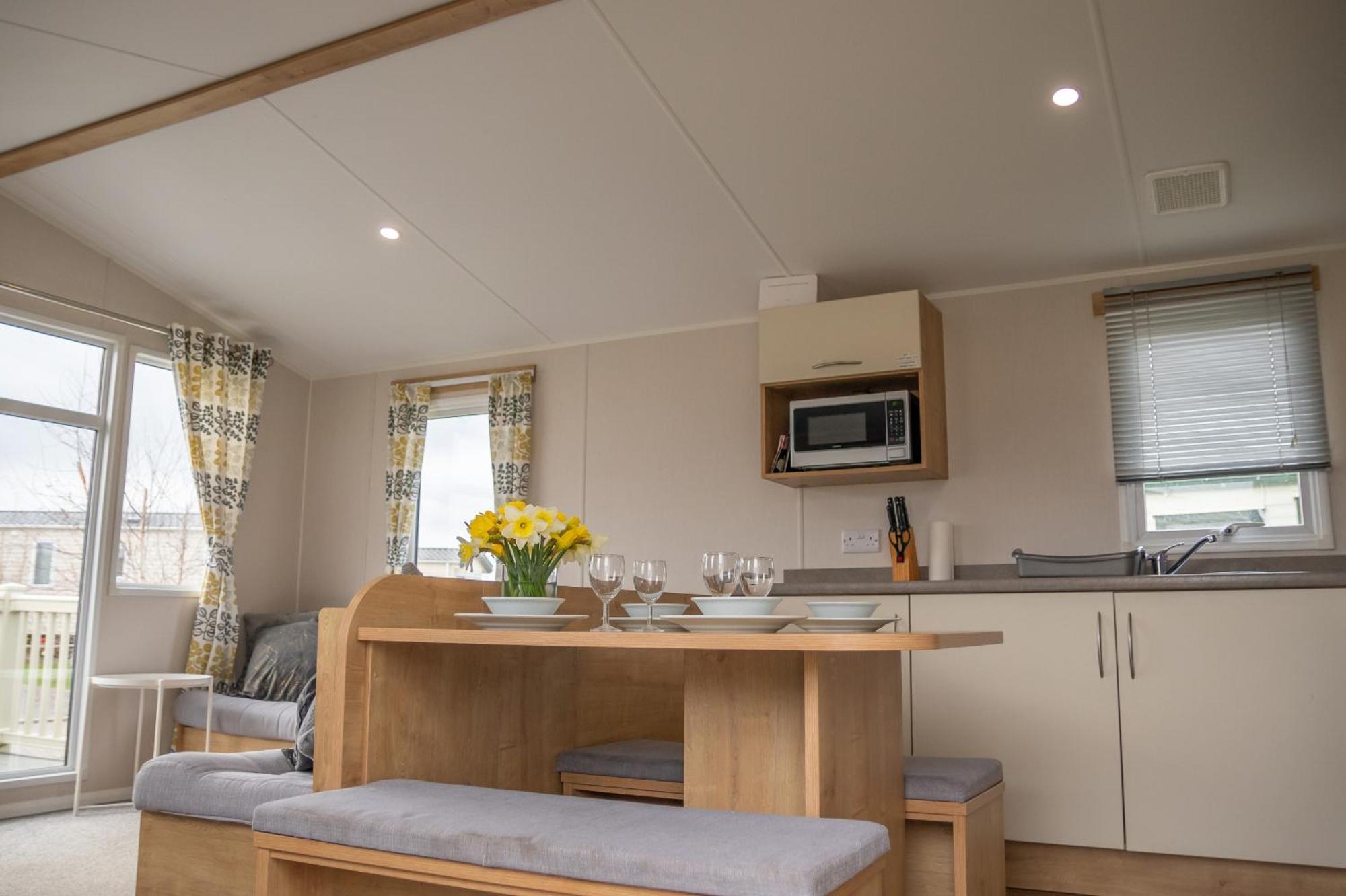 64 Lancaster The Lazy Willow 3 Bedroom Hot Tub Caravan Tattershall Lakes Екстериор снимка