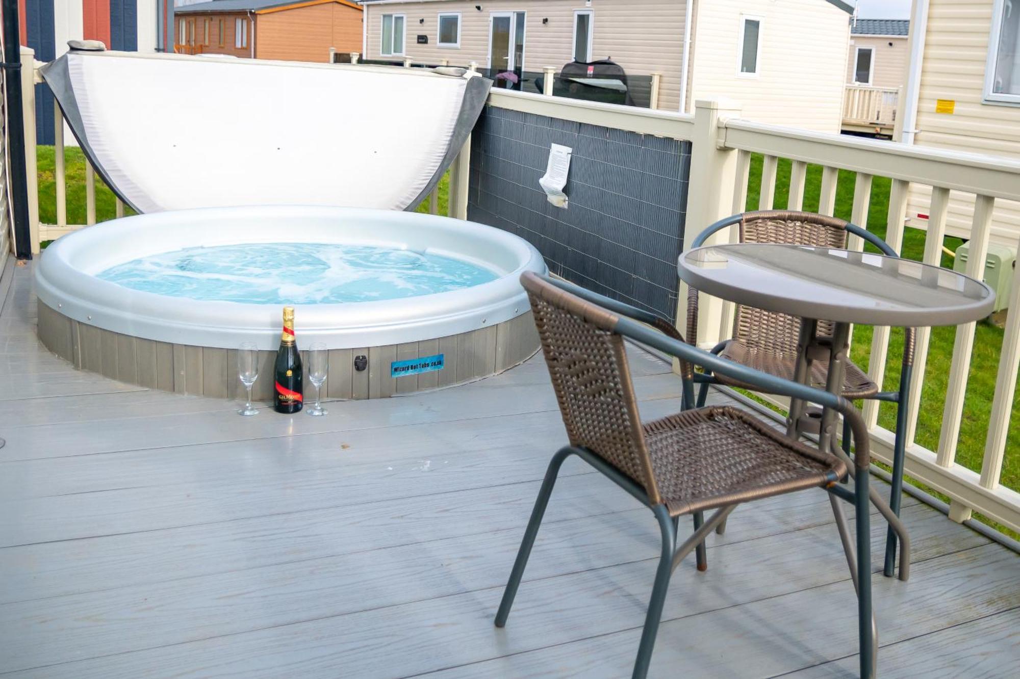 64 Lancaster The Lazy Willow 3 Bedroom Hot Tub Caravan Tattershall Lakes Екстериор снимка