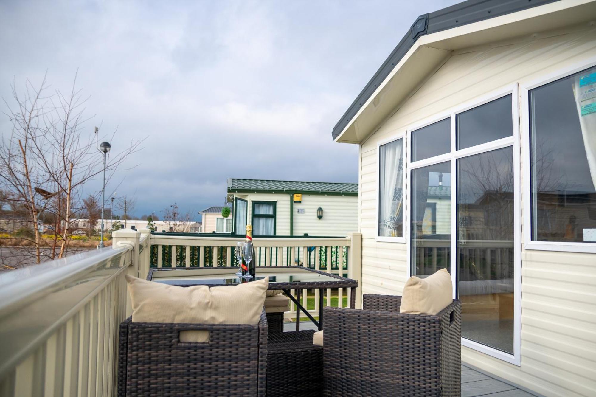 64 Lancaster The Lazy Willow 3 Bedroom Hot Tub Caravan Tattershall Lakes Екстериор снимка