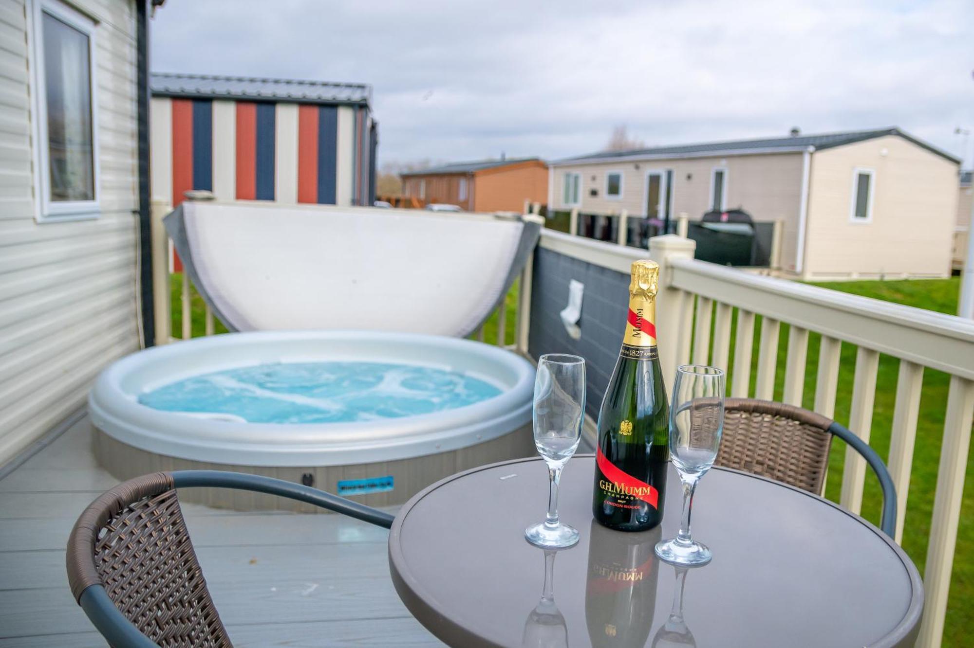 64 Lancaster The Lazy Willow 3 Bedroom Hot Tub Caravan Tattershall Lakes Екстериор снимка